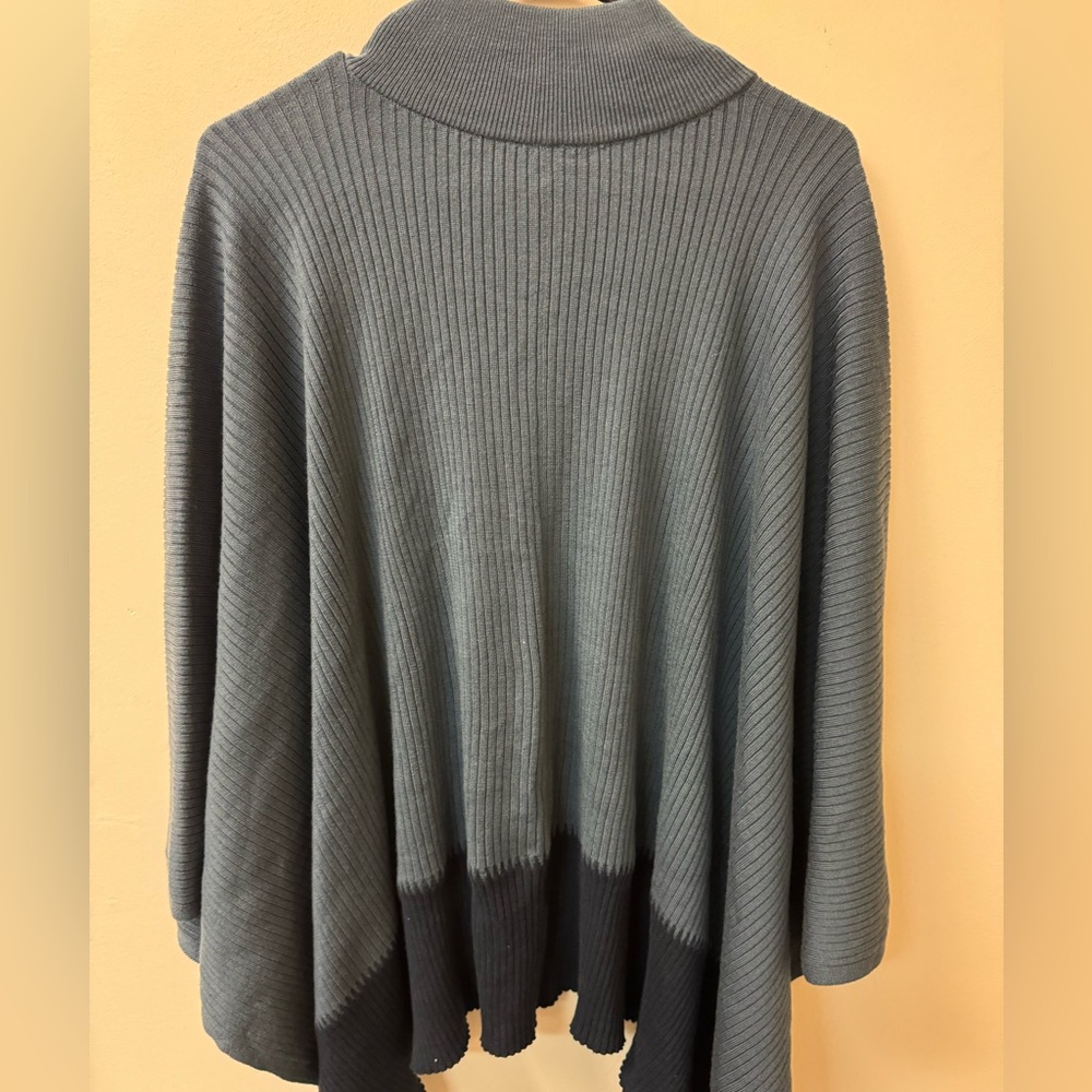 Lululemon On The Go Poncho - Picture 4 of 5
